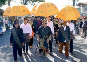 Prosesi malewakan gala Aristo Munandar yang berlangsung di Medan Nan Bapaneh, Jorong Koto Hilalang, Minggu (6/7). IST