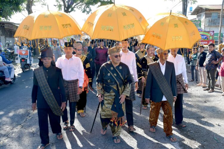 Prosesi malewakan gala Aristo Munandar yang berlangsung di Medan Nan Bapaneh, Jorong Koto Hilalang, Minggu (6/7). IST