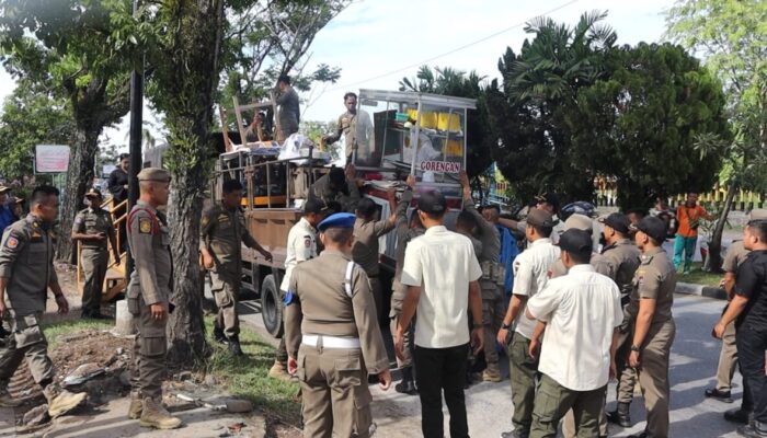 Satpol PP Padang Tertibkan Lapak Pedagang Liar di Kawasan Jalan Adinegoro Tabing