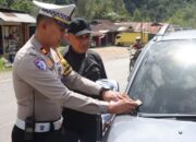 Dipimpin Kasat Lantas, Puluhan Kendaraan Dihentikan dan Diberi Stiker di Depan Mapolres Solok