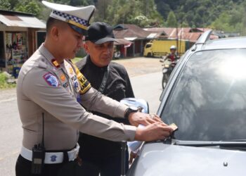 Dipimpin Kasat Lantas, Puluhan Kendaraan Dihentikan dan Diberi Stiker di Depan Mapolres Solok