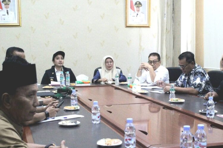 Bupati Annisa Suci Ramadhani memimpin rakor terkait keresahan masyarakat. Ist