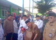 Bukti Kepedulan Terhadap Madrasah, Wawako Padang Serahkan Bantuan Pakaian Seragam
