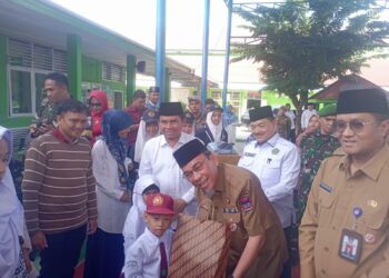 Bukti Kepedulan Terhadap Madrasah, Wawako Padang Serahkan Bantuan Pakaian Seragam