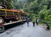 Jalur Bukittinggi–Pasaman Lumpuh Total, Truk Jenis Low Bow Terperosok