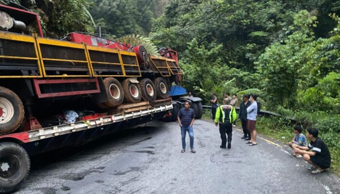 Jalur Bukittinggi–Pasaman Lumpuh Total, Truk Jenis Low Bow Terperosok