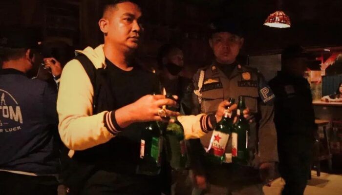 Satpol PP Padang Patroli Tertibkan Kafe dan Tempat Karaoke