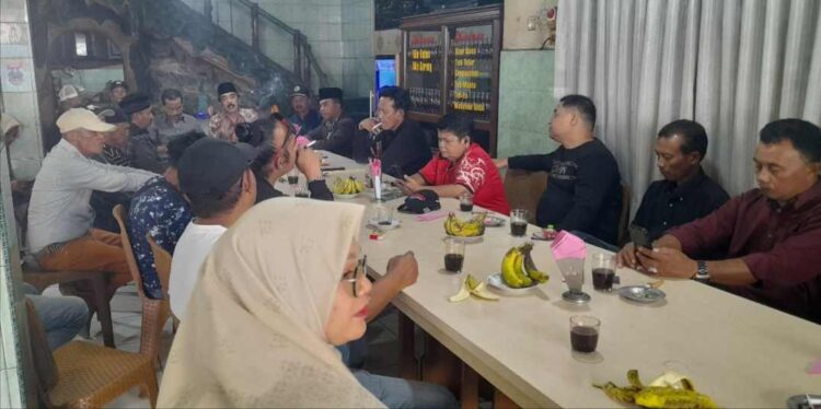 GELAR PERTEMUAN – Aliansi Anak Nagari Kurai Limo Jorong menggelar pertemuan yang dipimpin Taufik Dt. Nan Laweh di Bukittinggi, Jumat (11/7/2025). (Foto: Yursil)