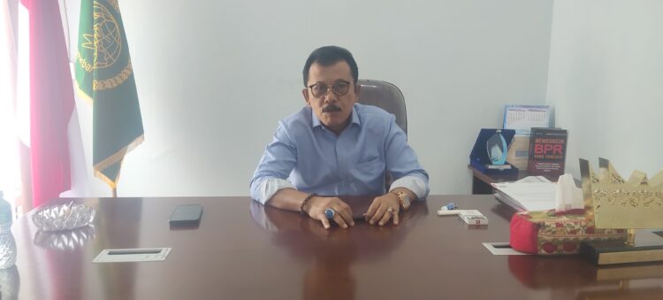 Ketua Perbarindo Sumbar-Bengkuli Sofian Sara di Kantornya Jalan Lombok Wisma Indah 1 Padang, Selasa (22/7). AFRIANITA