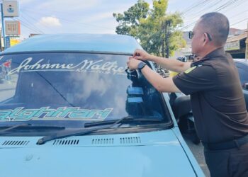 Peringati HBA, Kejari Padang Kampanye Anti Korupsi dengan Bagikan Stiker dan Bunga