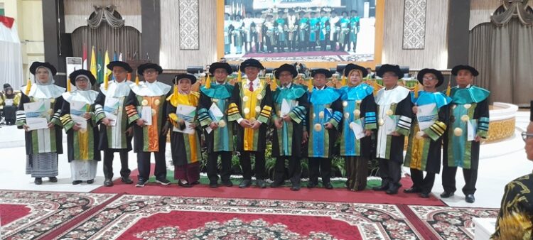 Dirjen Pendis Kemenag RI bersama dua belas guru besar UIN Bukittinggi usai pengukuhan di Gedung Student Center Kampus II Kubang Putiah, Rabu (23/7). YURSIL