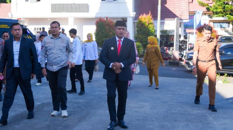 Bupati Solok Jon Firman Pandu yang didampingi oleh Ketua TP PKK Kabupaten Solok Nia Jon Firman Pandu, menghadiri Upacara Peringatan Hari Bhayangkara ke-79 yang digelar secara khidmat pada Selasa (1/7) di halaman Kantor Bupati Solok, Arosuka. IST