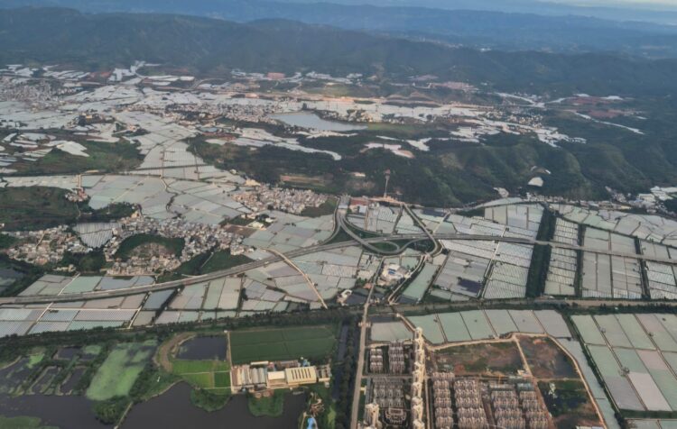 Kawasan pertanian di Yunnan, di sekitar Kota Kunming, dominan berupa green house, dipotret dari udara. HASRIL CHANIAGO