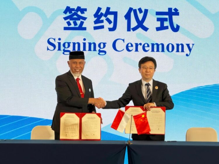 Gubernur Sumbar, H. Mahyeldi Ansharullah dan Wakil Gubernur Yunnan, Xu Hao bersalaman sesusai penandatanganan LOI dalam Forum Yunnan International Friendship Cities Week 2025 di Convention Hall Green Lake Hotel, Kunming, 19 Juni 2025. IST