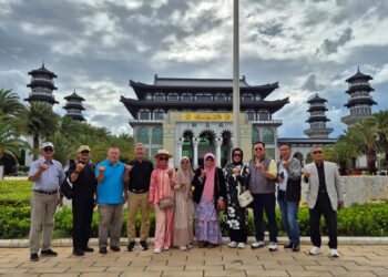 Tim Safari Yunnan berfoto di depan Masjid Raya Shadian yang megah. Foto Kahar The