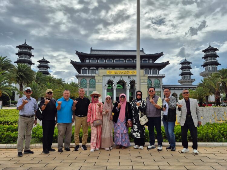 Tim Safari Yunnan berfoto di depan Masjid Raya Shadian yang megah. Foto Kahar The