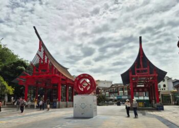 Gerbang kembar “bagonjong” Kota Tua Lijiang di Yunnan, mirip dengan atap bangunan rumah gadang di Minangkabau. Foto Hasril Chaniago