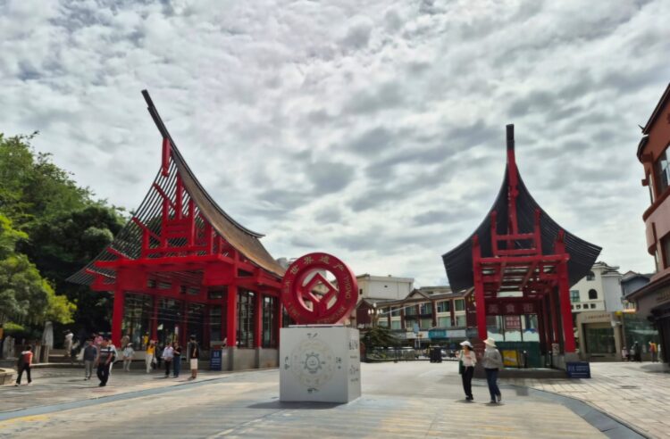 Gerbang kembar “bagonjong” Kota Tua Lijiang di Yunnan, mirip dengan atap bangunan rumah gadang di Minangkabau. Foto Hasril Chaniago