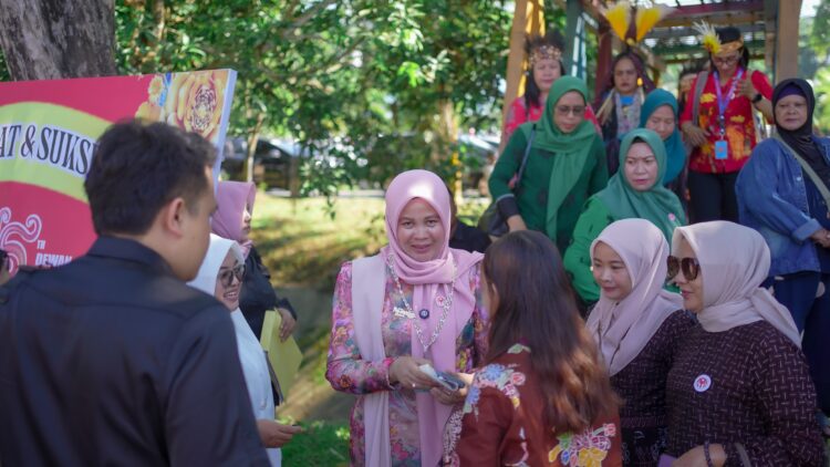 Ketua Dewan Kerajinan Nasional Daerah (Dekranasda) Kabupaten Solok, Nia Jon Firman Pandu, menghadiri acara puncak peringatan Hari Ulang Tahun (HUT) ke-45 Dekranasda Tahun 2025. IST