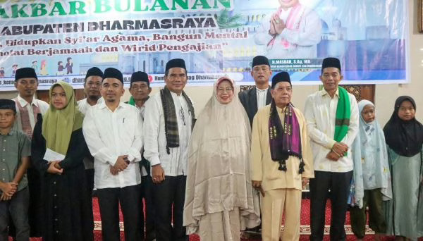 Wabup Dharmasraya, Leli Arni, saat menghadiri wirid akbar bulanan putaran II yang digelar Kantor Kementerian Agama Kabupaten Dharmasraya, Rabu (16/7), di Masjid Nurul Iman, Nagari Koto Ranah, Kecamatan Koto Besar. IST