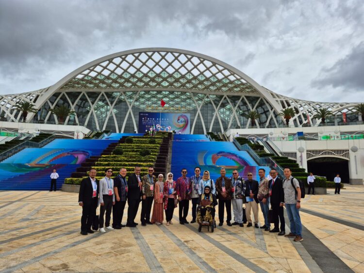 Rombongan Sumatera Barat di depan  Kunming Dianchi International Convention & Exhibition Center (DCEC), lokasi CSAE 2025. IST