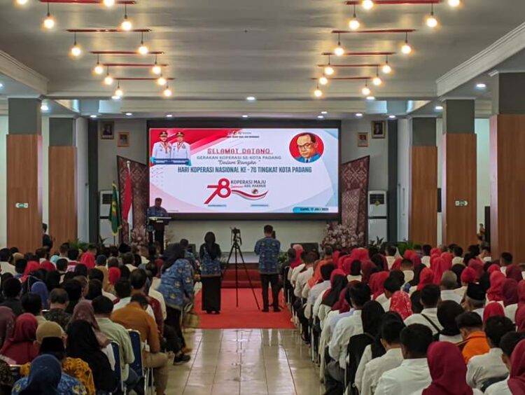 Pemerintah Kota (Pemko) Padang secara resmi meluncurkan program nasional Koperasi Merah Putih bertepatan dengan Hari Koperasi Nasional (Harkopnas) pada Kamis (17/7) di Gedung Youth Center Kota Padang.Ipat