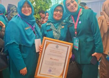 Kader PKK Kota Padang, Mardiati Raih Pin Emas Adhi Bakti
