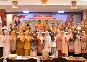 Bunda Pendidikan Anak Usia Dini (PAUD) Kabupaten Agam, Merry Benniwarlis membuka secara resmi kegiatan Sosialisasi Penanganan Stunting di Hotel Sakura Syariah Lubuk Basung, Senin (30/6).IST