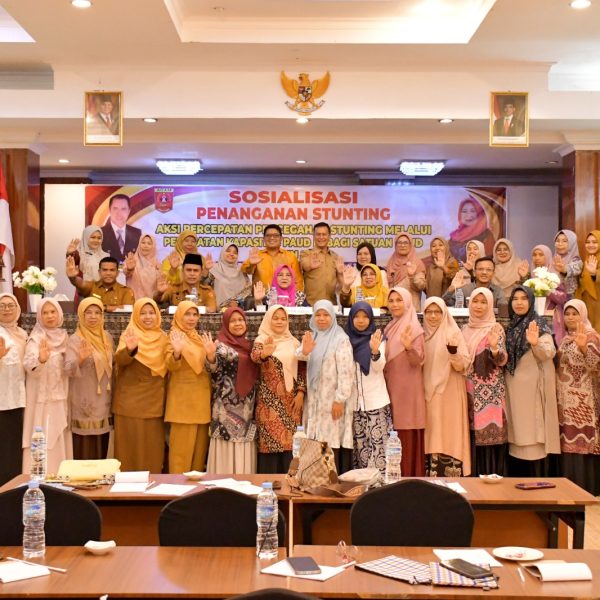 Bunda Pendidikan Anak Usia Dini (PAUD) Kabupaten Agam, Merry Benniwarlis membuka secara resmi kegiatan Sosialisasi Penanganan Stunting di Hotel Sakura Syariah Lubuk Basung, Senin (30/6).IST