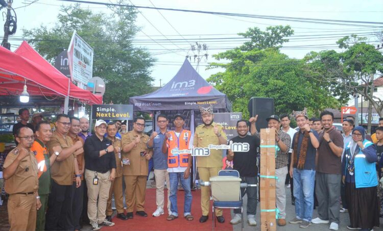 Wali Kota Padang Fadly Amran meresmikan Pasar Kuliner Jati. IST