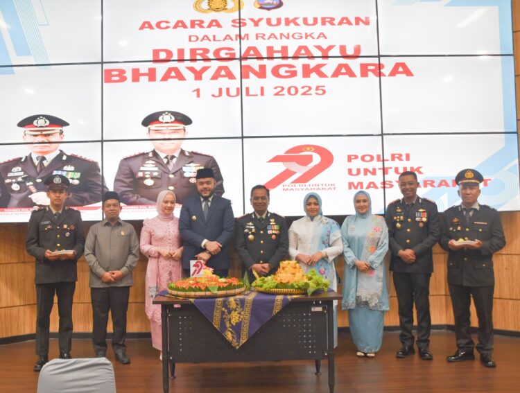 Kapolresta Padang beserta jajaran foto bersama dengan Wali Kota Padang Fadly Amran. IST