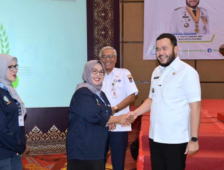 Wali Kota Padang, Fadly Amran, saat membuka kegiatan Penguatan Sistem Keagenan Perisai untuk Perluasan Perlindungan Jamsostek yang diselenggarakan oleh Badan Penyelenggara Jaminan Sosial (BPJS) Ketenagakerjaan Cabang Padang, di Hotel Truntum, Rabu (23/7). IST