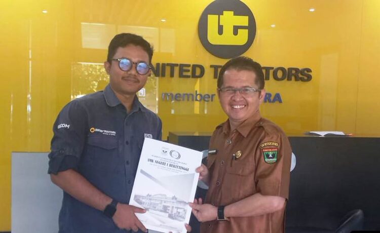 Kepala SMKN 1 Bukittinggi Gustian Budiarto ketika mengunjungi United Tractors dalam rangka persiapan LKS Nasional tahun 2025.IST