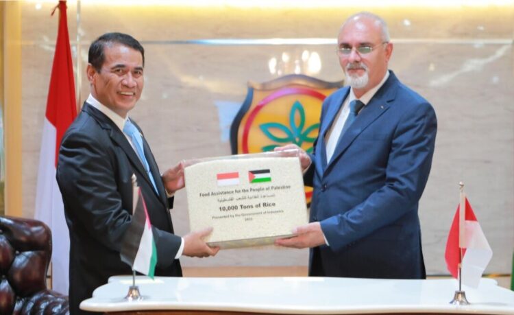 Pemerintah Indonesia menyalurkan bantuan kemanusiaan berupa 10.000 ton beras kepada Palestina. IST
