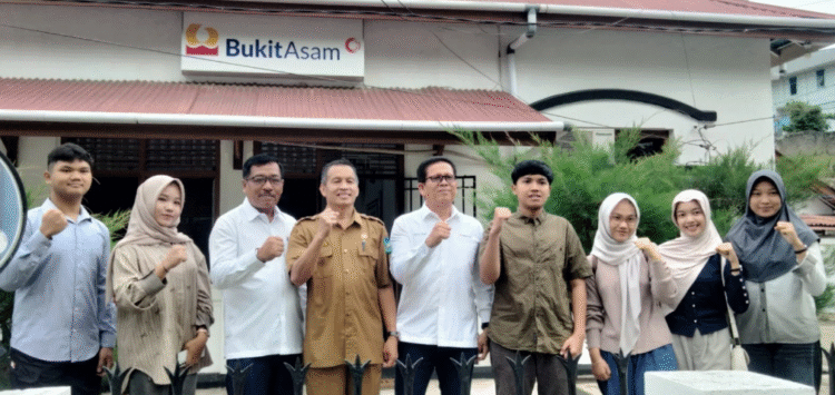 Komitmen PT Bukit Asam Tbk (PTBA) dalam mendukung peningkatan kualitas pendidikan di sekitar wilayah operasionalnya kembali dibuktikan melalui program beasiswa Bidiksiba. IST