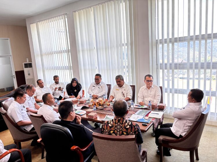 Pemerintah Kabupaten Solok menggelar audiensi bersama sejumlah pihak terkait rencana pengembangan energi panas bumi (geothermal) di Kecamatan X Koto Singkarak. Pertemuan berlangsung di Kantor Bupati Solok, Arosuka, Rabu (9/7). IST