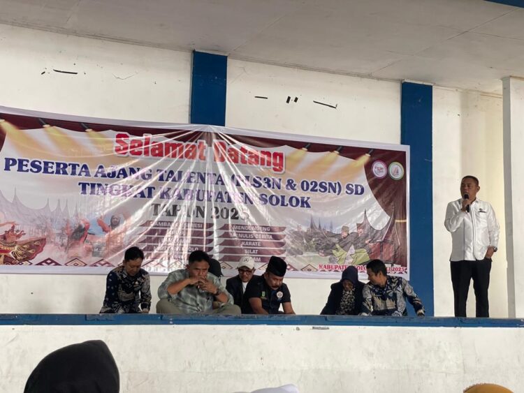 Kepala Disdikpora Kabupaten Solok, Zainal Jusmar, secara resmi membuka FLS3N serta O2SN tingkat SD se-Kabupaten Solok, di GOR Batu Batupang, Kecamatan Kubung, Kabupaten Solok pada Rabu, (2/6). IST