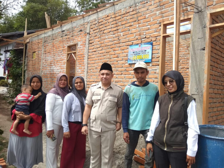 Wakil Ketua DPRD Kota Bukittinggi Beny Yusrial ketika meninjau progres perbaikan RTLH di Kecamatan ABTB, Senin (7/7). GATOT