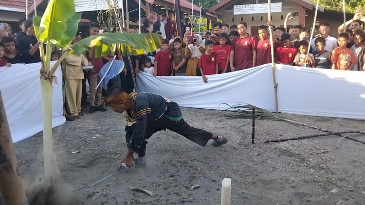 Algojo melayangkan pedang dalam prosesi manabang batang pisang dalam Festival Budaya Tabuik 2025. MITHA