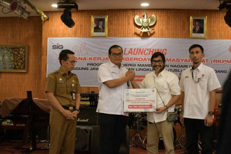 Kepala Departemen Komunikasi & Hukum Perusahaan PT Semen Padang Iskandar Z Lubis menyerahkan secara simbolis dana Program BMN kepada Ketua Forum Nagari Indarung, Edward, beberapa waktu lalu. IST