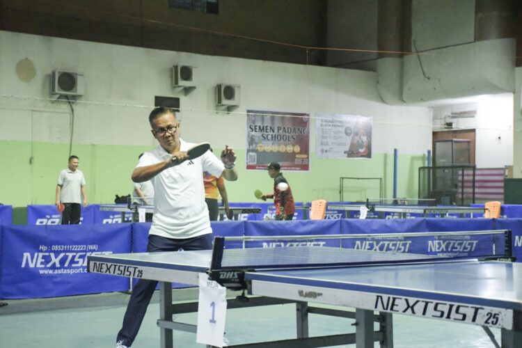 Direktur Utama PT Semen Indonesia (Persero) Tbk. (SIG), yang juga Pembina Persatuan Tenis Meja PT Semen Padang, Indrieffouny Indra, secara resmi membuka Turnamen Tenis Meja Antar Karyawan dan Karyawati Semen Padang Group. IST