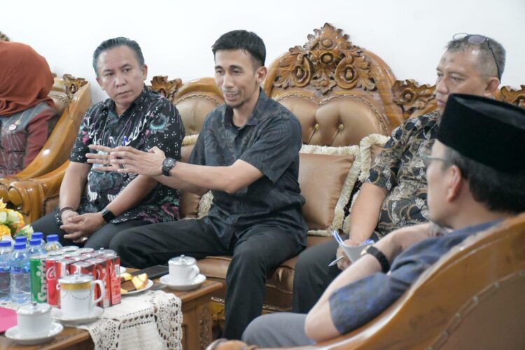 Kepala Unit CSR PT Semen Padang, Ilham Akbar, memperkenalkan dua program unggulan berbasis pemberdayaan masyarakat: budidaya kaliandra dan pengelolaan sampah berbasis maggot. IST