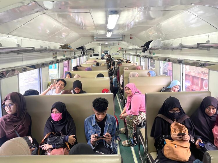 Para penumpang tampak memadati salah satu gerbong kereta. IST