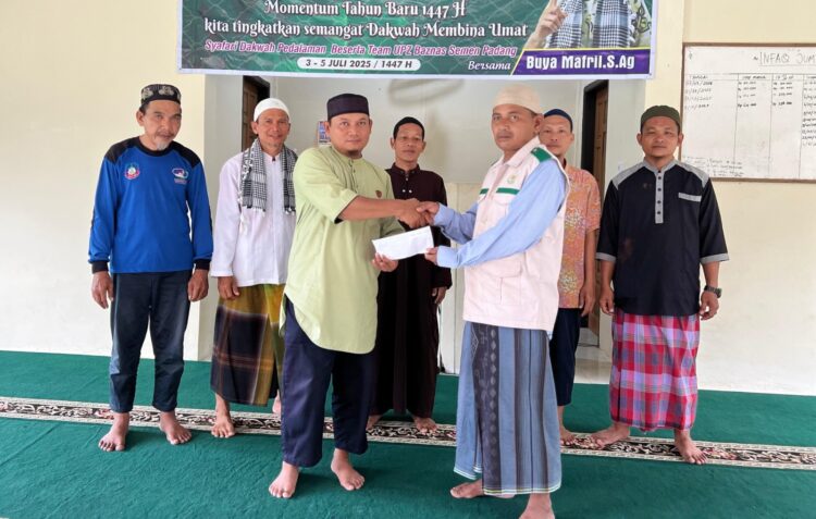 UPZ Baznas Semen Padang saat menyerahkan bantuan kepada salah satu masjid di Mentawai. IST