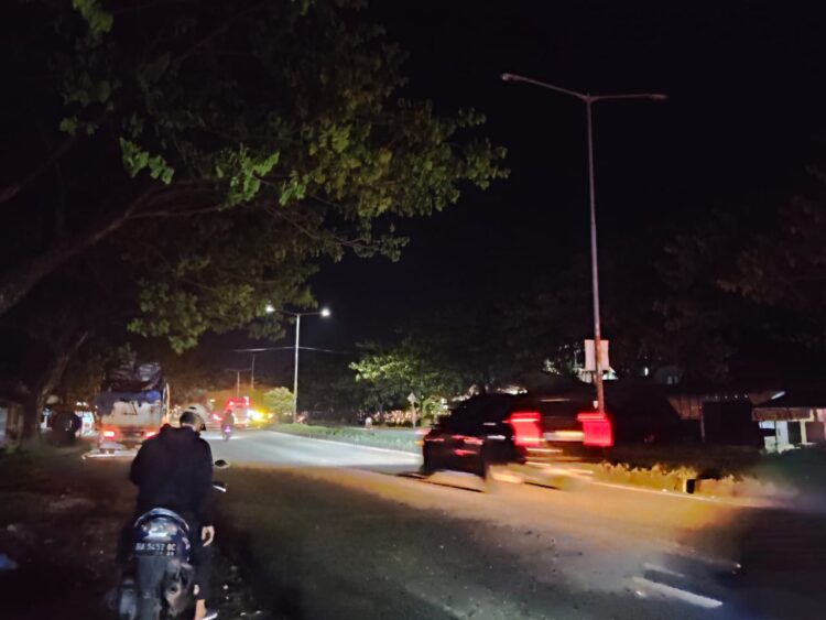 Kendaraan melintas di Jalan Adinegoro, Kota Padang, Selasa (15/7). Jalan tersebut minimnya penerangan dikarenakan beberapa  lampu jalan yang tidak aktif dan hal itu dapat memungkinkan terjadinya tindak kejahatan. IRHAM
