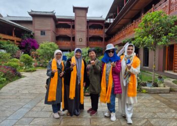 1.	Selamat datang di kampung. Ketua Bundo Kanduang Prof. Puti Reno Raudha Thaib bersama Apiang, Bu Lies Irman, Bu Vita Gamawan dan Bu Nen Hasril dengan latar di Mosuoyuan Hotel, Luoshui. – Foto Hasril Chaniago