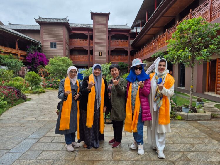 1.	Selamat datang di kampung. Ketua Bundo Kanduang Prof. Puti Reno Raudha Thaib bersama Apiang, Bu Lies Irman, Bu Vita Gamawan dan Bu Nen Hasril dengan latar di Mosuoyuan Hotel, Luoshui. – Foto Hasril Chaniago