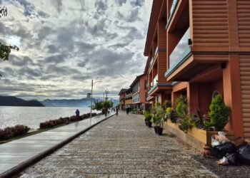 Desa Luoshui di sisi selatan Danau Lugu adalah pusat kehidupan orang Musuo yang paling ramai dan paling banyak penduduknya. Dalam tiga dekade belakangan, desa berpenduduk sekitar 4.000 jiwa itu telah mengalami kemajuan yang pesat berkat keberhasilan mereka menyambut zaman kemajuan dari perkembangan industri pariwisata