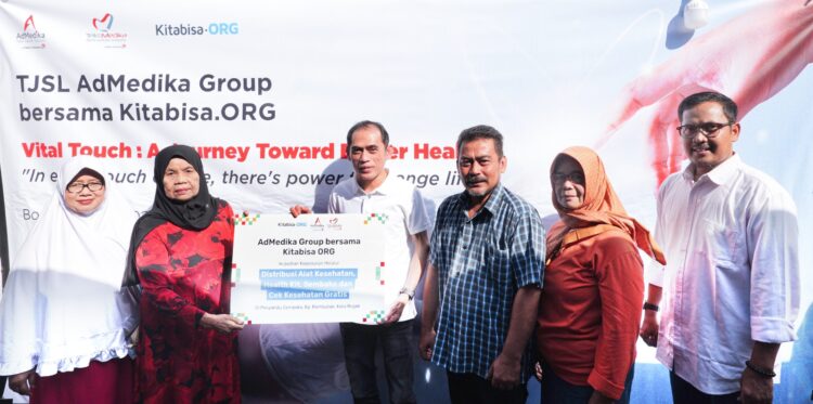 GM Finance & Business Control AdMedika Topan Susanto (ketiga dari kiri) dan Digital TelkoMedika Ahmad Faishol (paling kanan) saat menyerahkan bantuan kepada warga Sempur pada acara Tanggung Jawab Sosial & Lingkungan (TJSL) AdMedika di wilayah Kampung Rambutan, Kelurahan Sempur, Kota Bogor, Kamis (26/6). IST