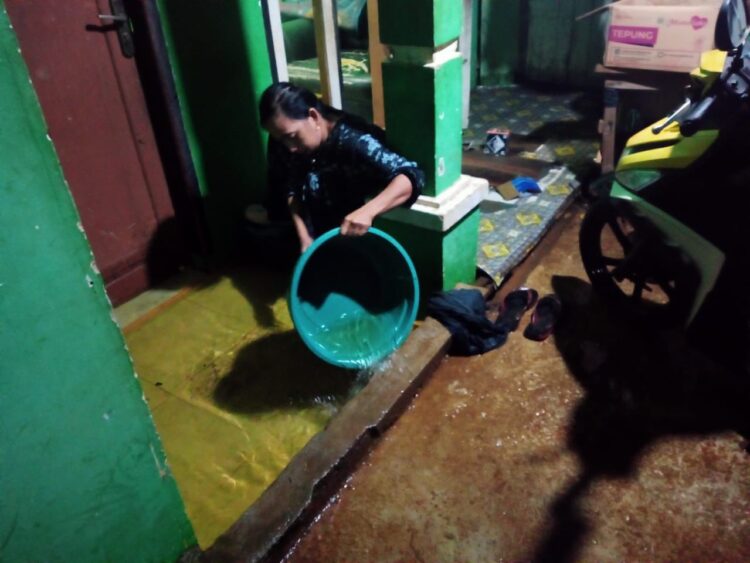 Hujan deras serta angin kencang akibat cuaca ekstrem, sebabkan belasan rumah rusak di Kota Semarang, Senin (28/7).

Sumber Foto: BPBD Kota Semarang